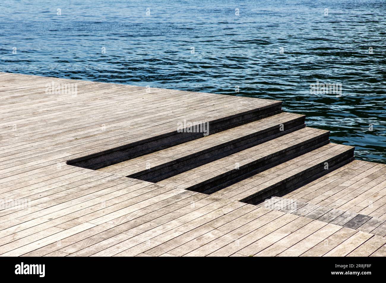 Scale di legno sul mare con nessuno intorno a mezzogiorno. Foto Stock