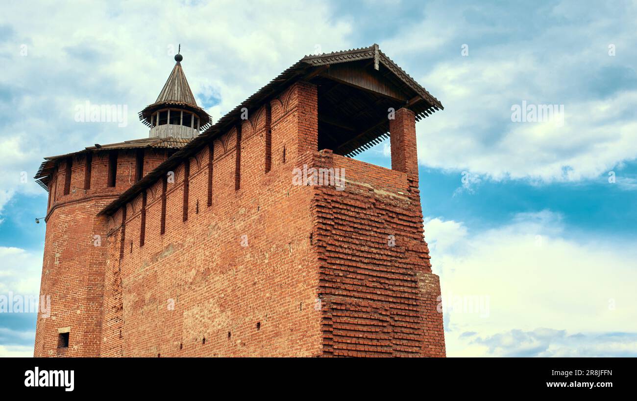 Muro della fortezza rovinato sullo sfondo del cielo Foto Stock