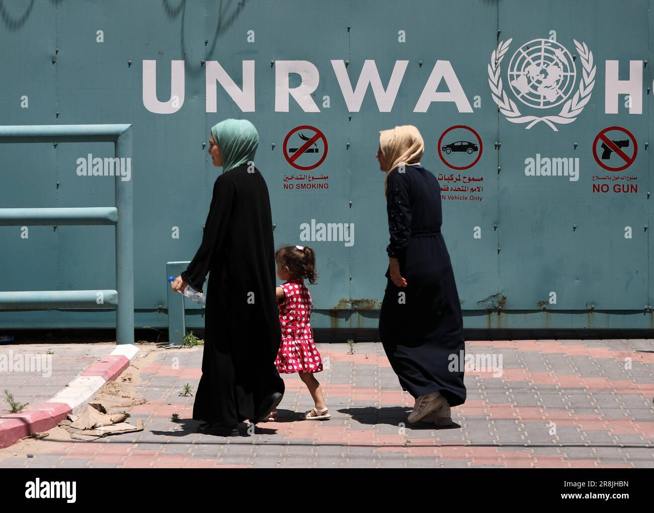 Gaza, Palestina. 20th giugno, 2023. Le donne palestinesi camminano davanti alla sede dell'Agenzia delle Nazioni Unite per il soccorso e l'occupazione dei profughi palestinesi (UNRWA) durante una protesta contro la riduzione della distribuzione degli aiuti alimentari. (Foto di Yousef Masoud/SOPA Images/Sipa USA) Credit: Sipa USA/Alamy Live News Foto Stock