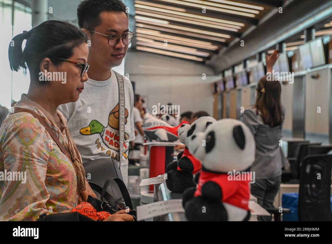Istanbul, T¨¹rkiye. 21st giugno, 2023. I passeggeri effettuano il check-in presso un banco decorato con giocattoli da panda e aerei modello presso l'aeroporto di Istanbul, T¨¹rkiye, il 21 giugno 2023. Il mercoledì cinese della Sichuan Airlines ha ripreso il servizio per T¨¹rkiye dopo la pandemia, con un aereo che decolse dall'aeroporto di Istanbul alla città cinese sudoccidentale di Chengdu. Credit: Omer Kuscu/Xinhua/Alamy Live News Foto Stock