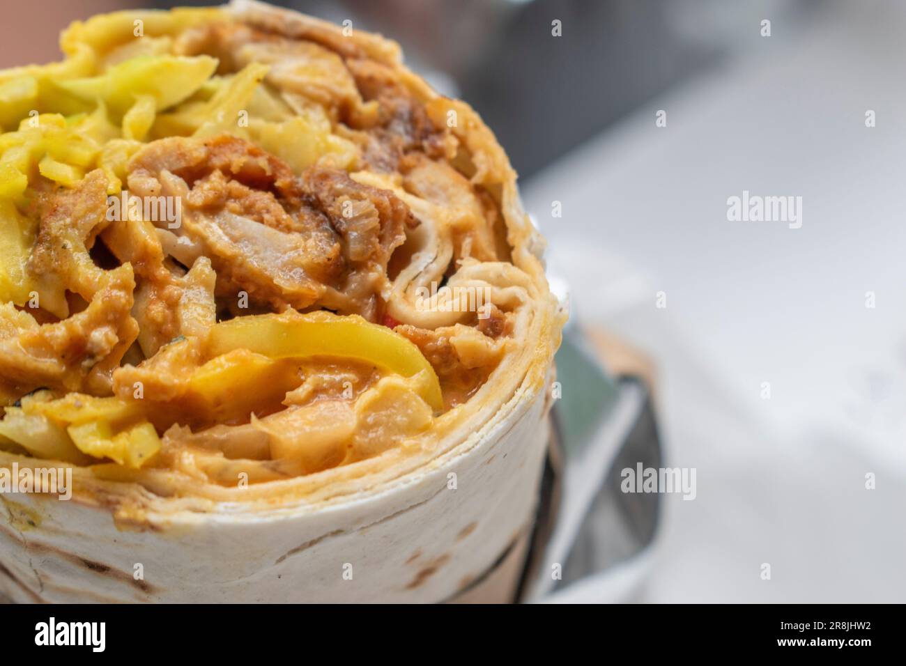 Shawarma panino arrotolato con salsa e verdure, Arab tradizionale Food. Shawarma Doner kebab wrap con pollo. Shawar tradizionale israeliano fatto in casa Foto Stock