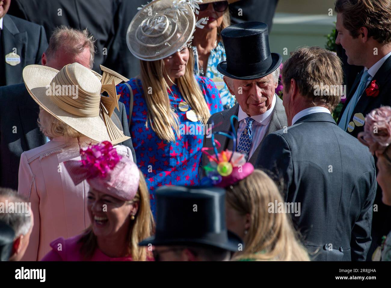 Ascot, Berkshire, Regno Unito. 21st giugno, 2023. Re Carlo III chiacchiera con l'allenatore Ralph Beckett nell'anello della Parata a Royal Ascot prima della gara di Vase della Regina. Credit: Maureen McLean/Alamy Live News Foto Stock