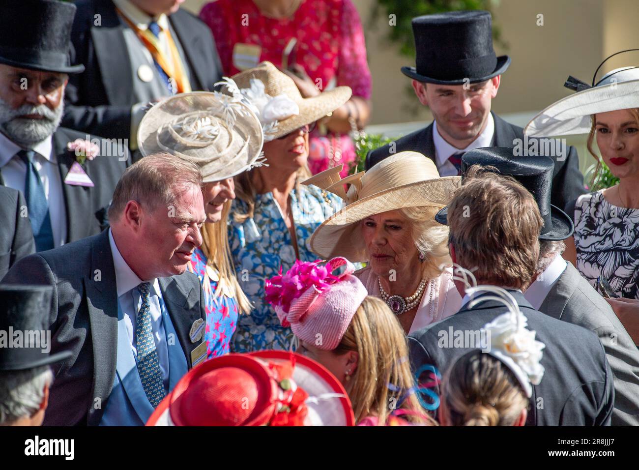 Ascot, Berkshire, Regno Unito. 21st giugno, 2023. Re Carlo III e la Regina Camilla incontreranno gli ospiti nel Parade Ring dell'ippodromo di Ascot davanti al loro cavallo Circle of Fire che correrà nella gara Queen's Vase il secondo giorno di Royal Ascot. Credit: Maureen McLean/Alamy Live News Foto Stock