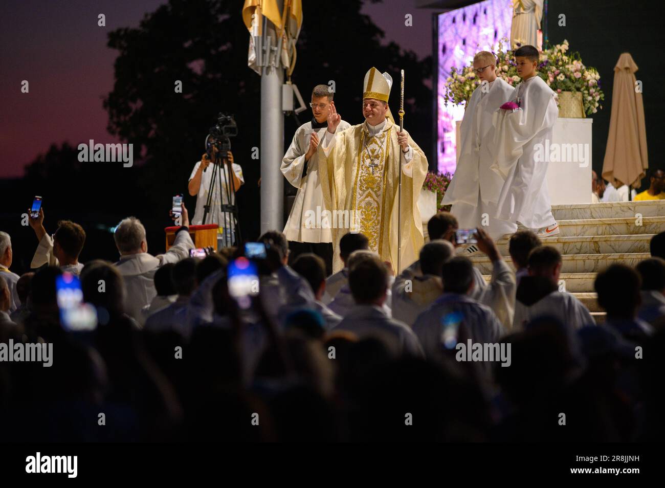 Petar Palić, vescovo di Mostar-Duvno, benedice la folla dopo la Santa messa durante il Mladifest 2022 – la festa dei giovani – a Medjugorje. Foto Stock