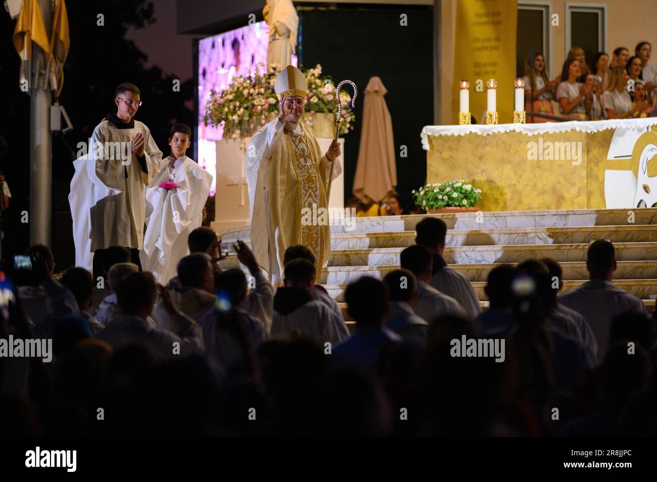 Petar Palić, vescovo di Mostar-Duvno, benedice la folla dopo la Santa messa durante il Mladifest 2022 – la festa dei giovani – a Medjugorje. Foto Stock
