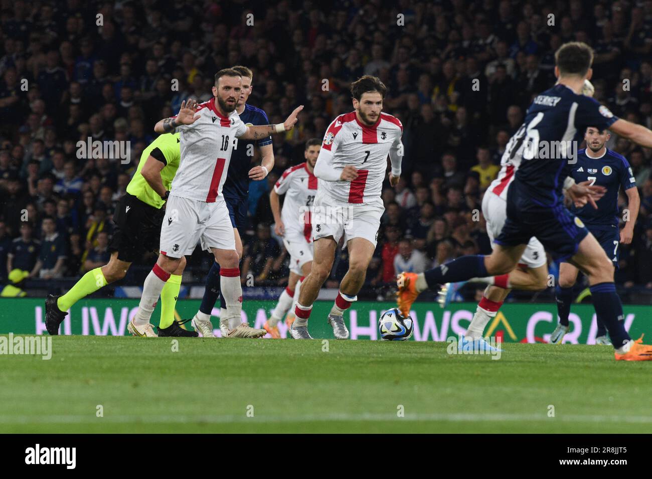 Hampden Park. Glasgow.Scotland, Regno Unito. 20th giugno, 2023. Qualificatore europeo. Scozia / Georgia centrocampista della Georgia, Nika Kvekveskiri, fa il posto per centrocampista della Georgia & Napoli, Khvicha Kvaratskhelia, Credit: eric mccowat/Alamy Live News Foto Stock