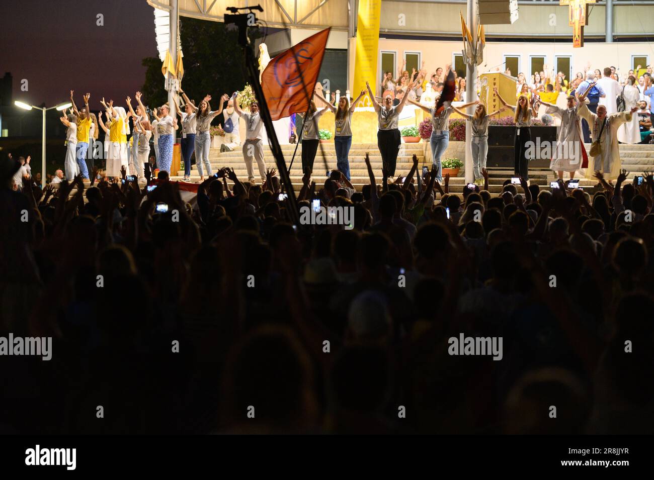 Volontari che mostrano i moti di mano e corpo per le canzoni cristiane al Mladifest 2022, il festival della gioventù, a Medjugorje, Bosnia-Erzegovina. Foto Stock