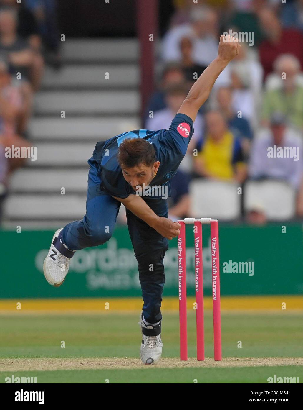 Northampton 21-Giugno 2023 :Zaman Khan di Derbyshire Falcons durante il Vitality T20 Blast match tra Northamptonshire Steelbacks e Derbyshire Falcons al County Ground Northampton Inghilterra . Foto Stock