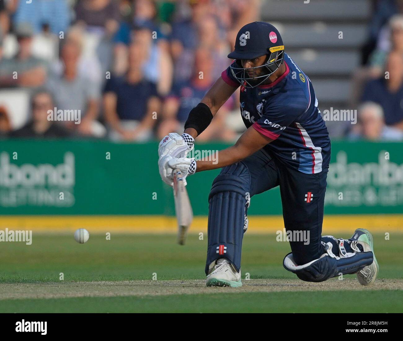 Northampton 21-Giugno 2023 : Emilio Gay del Northamptonshire in azione battendo durante la partita di Blast Vitality T20 tra Northamptonshire Steelbacks vs Derbyshire Falcons al County Ground Northampton Inghilterra . Foto Stock