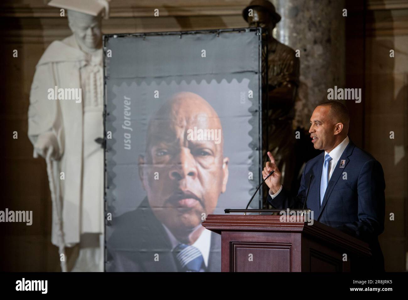 Washington, Stati Uniti d'America. 21st giugno, 2023. Il leader minoritario della Camera degli Stati Uniti, Hakeem Jeffries (democratico di New York), offre osservazioni durante una cerimonia di presentazione del francobollo in onore dell'icona dei diritti civili e dell'ex rappresentante degli Stati Uniti, John Lewis (democratico di Georgia), nella Statuario Hall del Campidoglio degli Stati Uniti a Washington, DC, mercoledì 21 giugno 2023. Credit: Rod Lammey/CNP Credit: Newscom/Alamy Live News Foto Stock