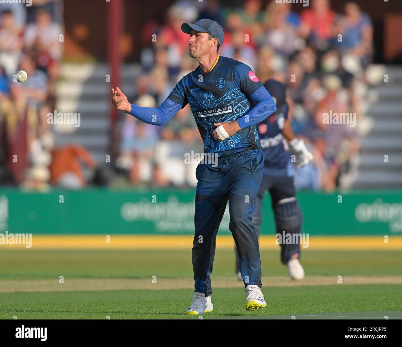 Northampton 21-Giugno 2023 :Wayne Madsen di Derbyshire Falcons con gli occhi sulla palla durante la Vitality T20 Blast Match tra Northamptonshire Steelbacks vs Derbyshire Falcons al County Ground Northampton Inghilterra . Foto Stock