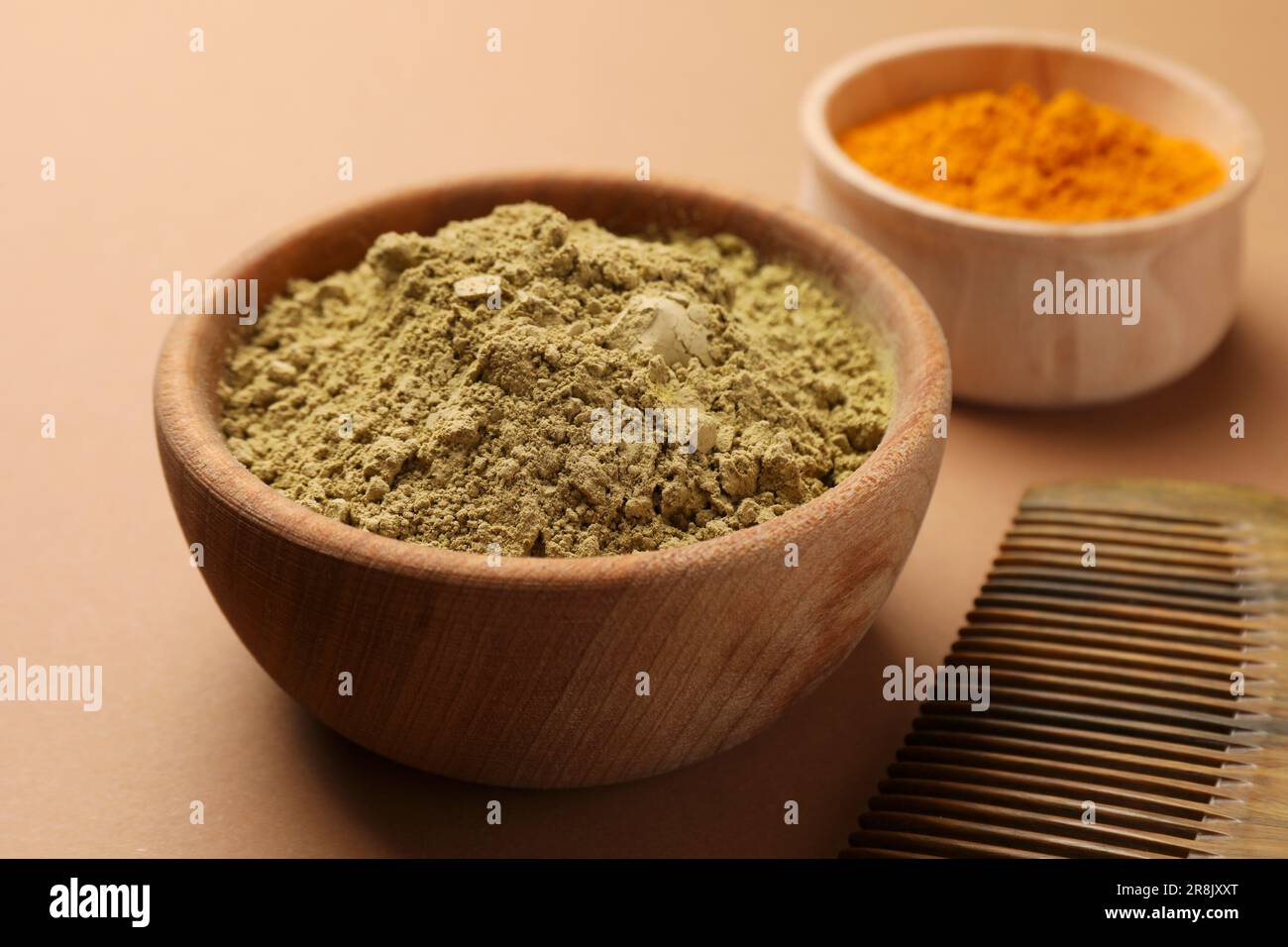 Pettine, henné e polvere di curcuma su fondo beige, primo piano. Colorazione naturale dei capelli Foto Stock