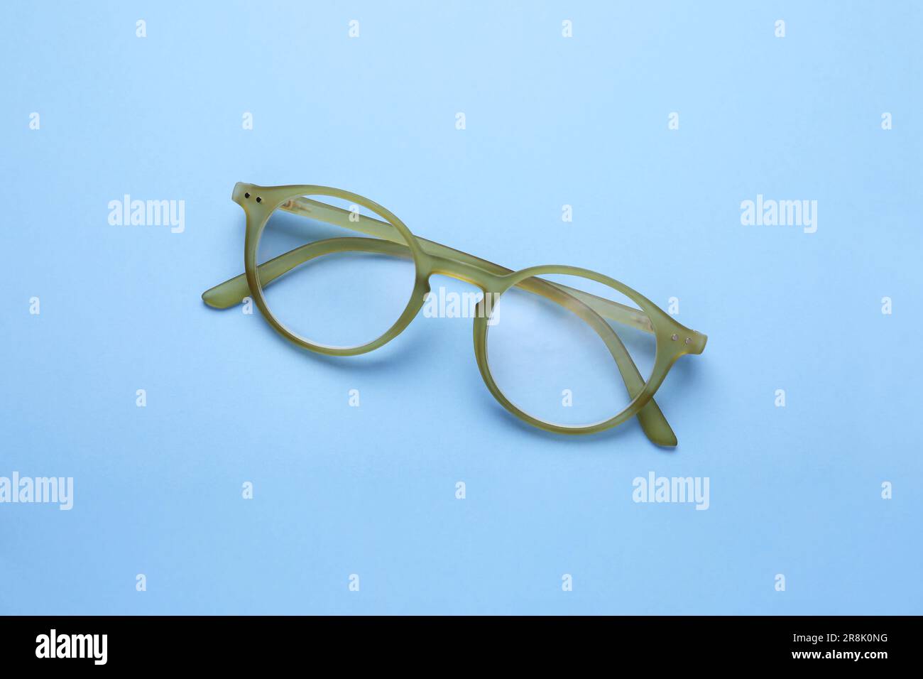 Occhiali con lenti correttive su sfondo azzurro, vista dall'alto Foto Stock
