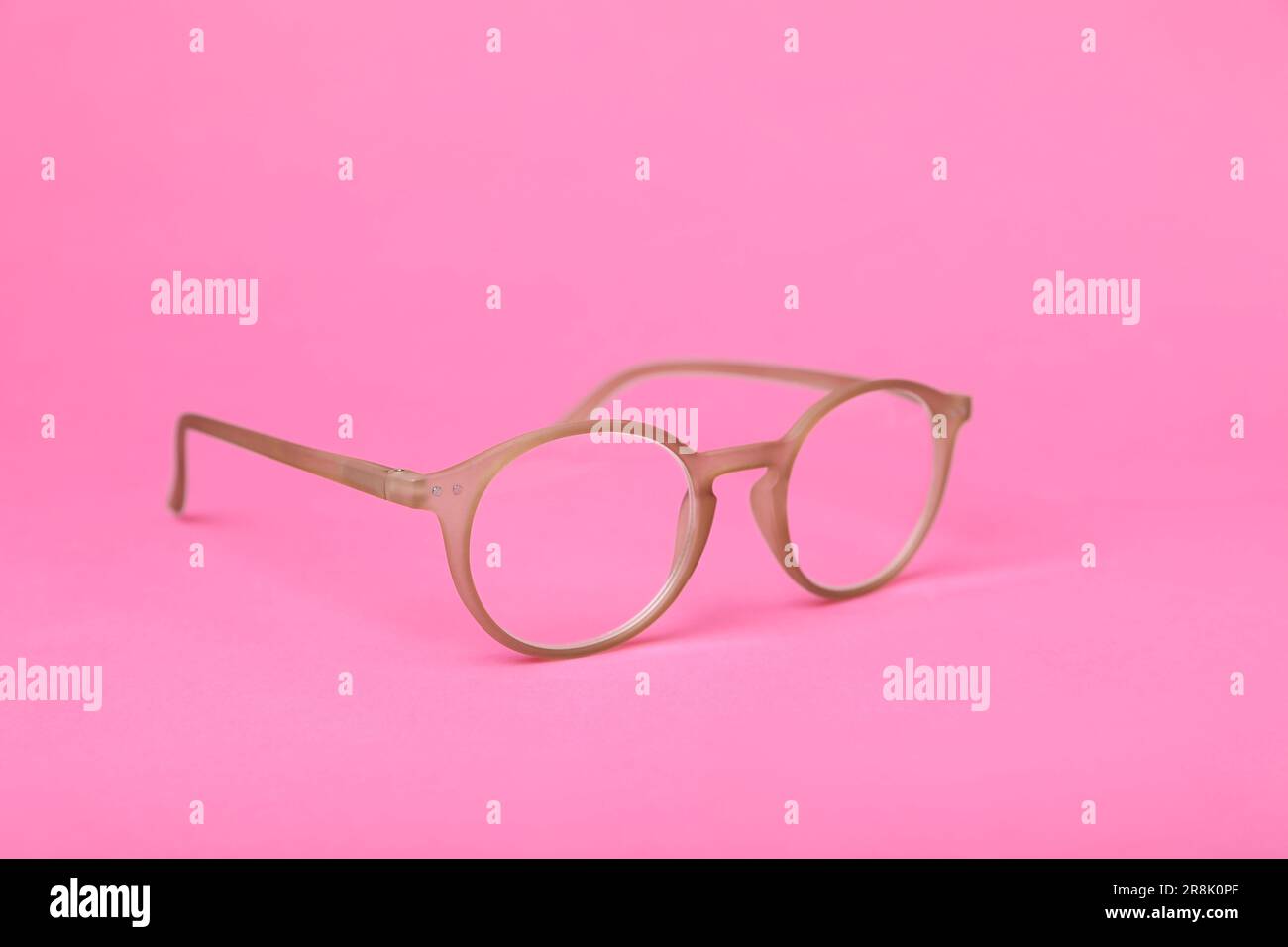 Occhiali con lenti correttive su sfondo rosa brillante Foto Stock