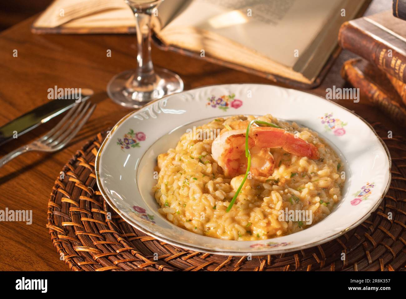 Cucina del risotto italiano in pentola tradizionale di rame Foto stock -  Alamy