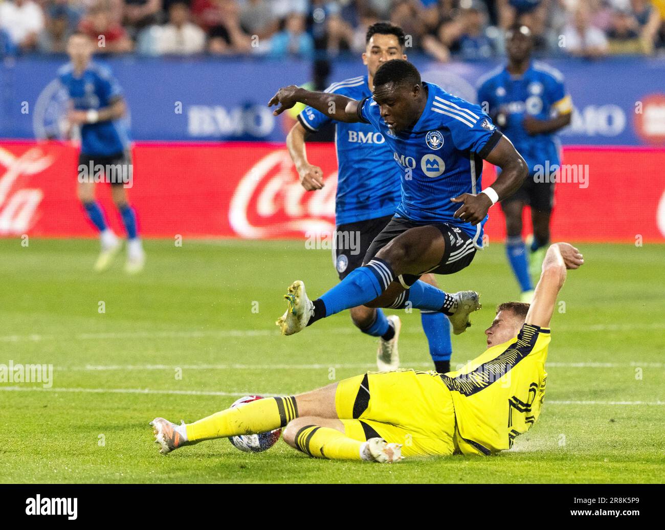 Montreal, Canada. 21st giugno, 2023. CF Montreal Forward Sunusi Ibrahim (14) viene fermato dal difensore del Nashville SC Josh Bauer (22) durante la seconda metà dell'azione calcistica MLS di mercoledì 21 giugno 2023 a Montreal. Credit: The Canadian Press/Alamy Live News Foto Stock