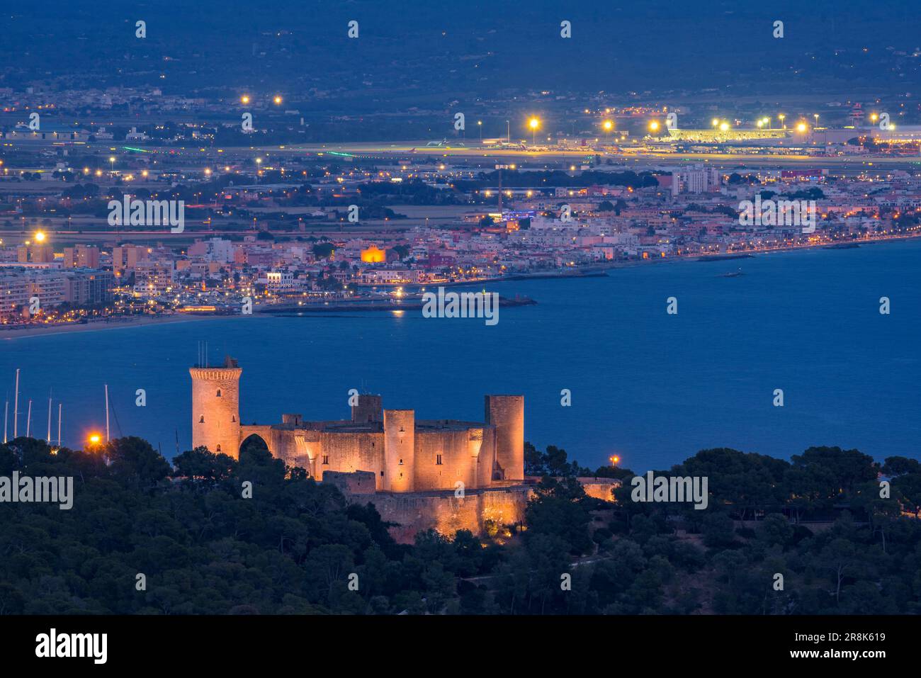 Castello di Bellver e baia di Palma in ore blu e notte, vista dal punto panoramico di Na Burguesa (Maiorca, Isole Baleari, Spagna) Foto Stock