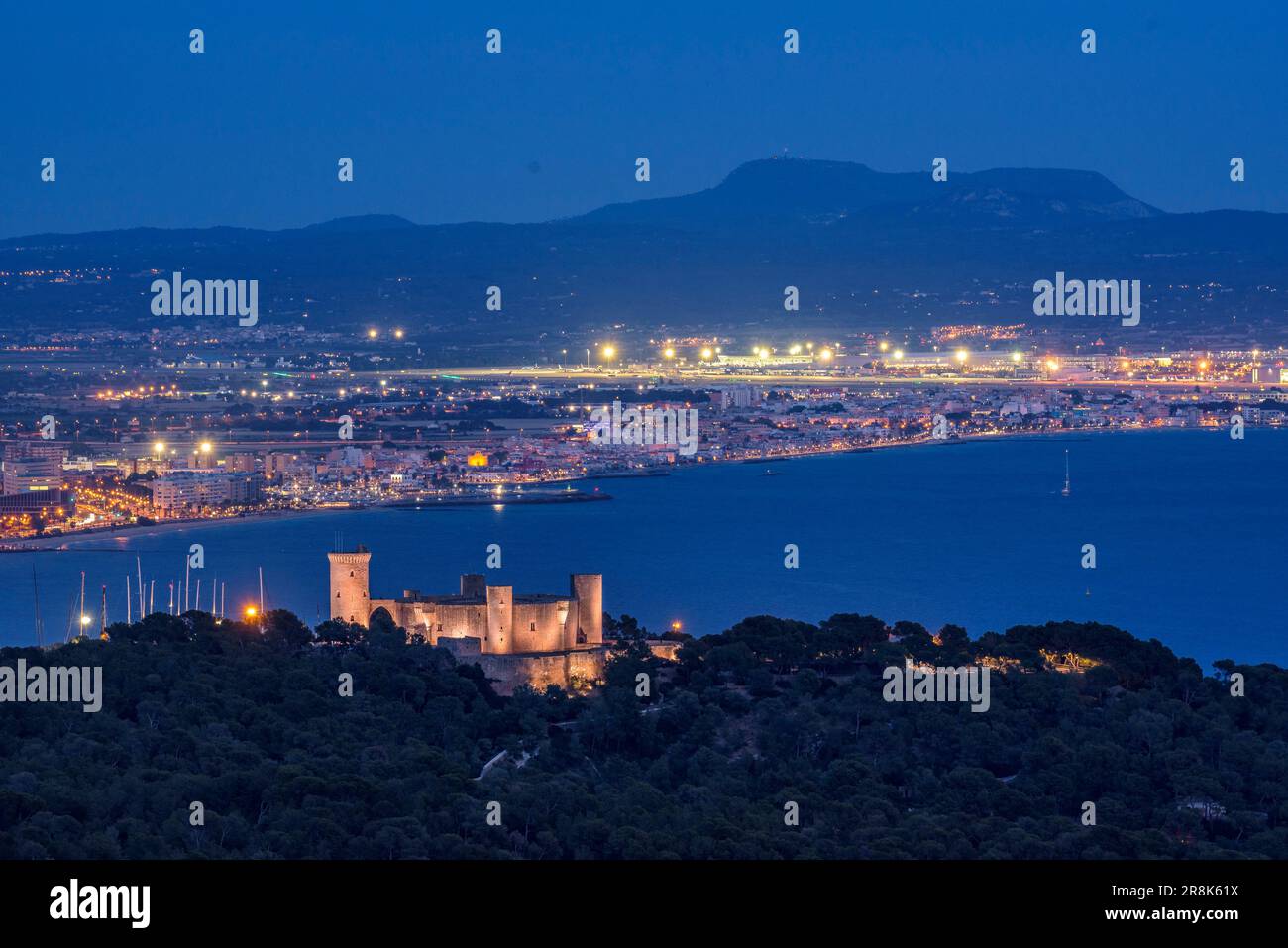 Castello di Bellver e baia di Palma in ore blu e notte, vista dal punto panoramico di Na Burguesa (Maiorca, Isole Baleari, Spagna) Foto Stock