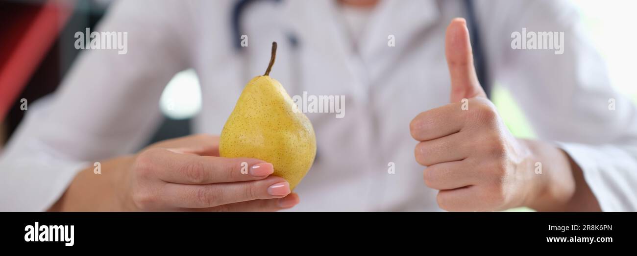 Nutrizionista medico concetto di stile di vita sano contiene frutta fresca di pera biologica Foto Stock