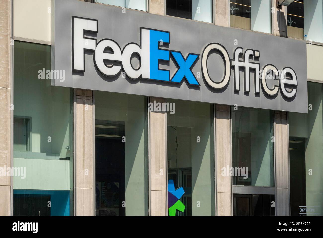 Hey Federal Express Office si trova vicino al Rockefeller Center nel centro di Manhattan, 2023, New York City, Stati Uniti Foto Stock