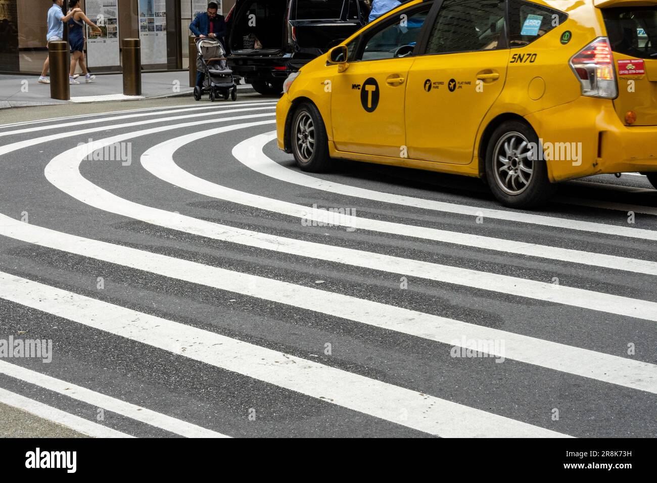 Vanderbilt Avenue è stato convertito in uno spazio pedonale di fronte al superalto One Vanderbilt e presenta un rientro a Taxti, New York City, USA Foto Stock