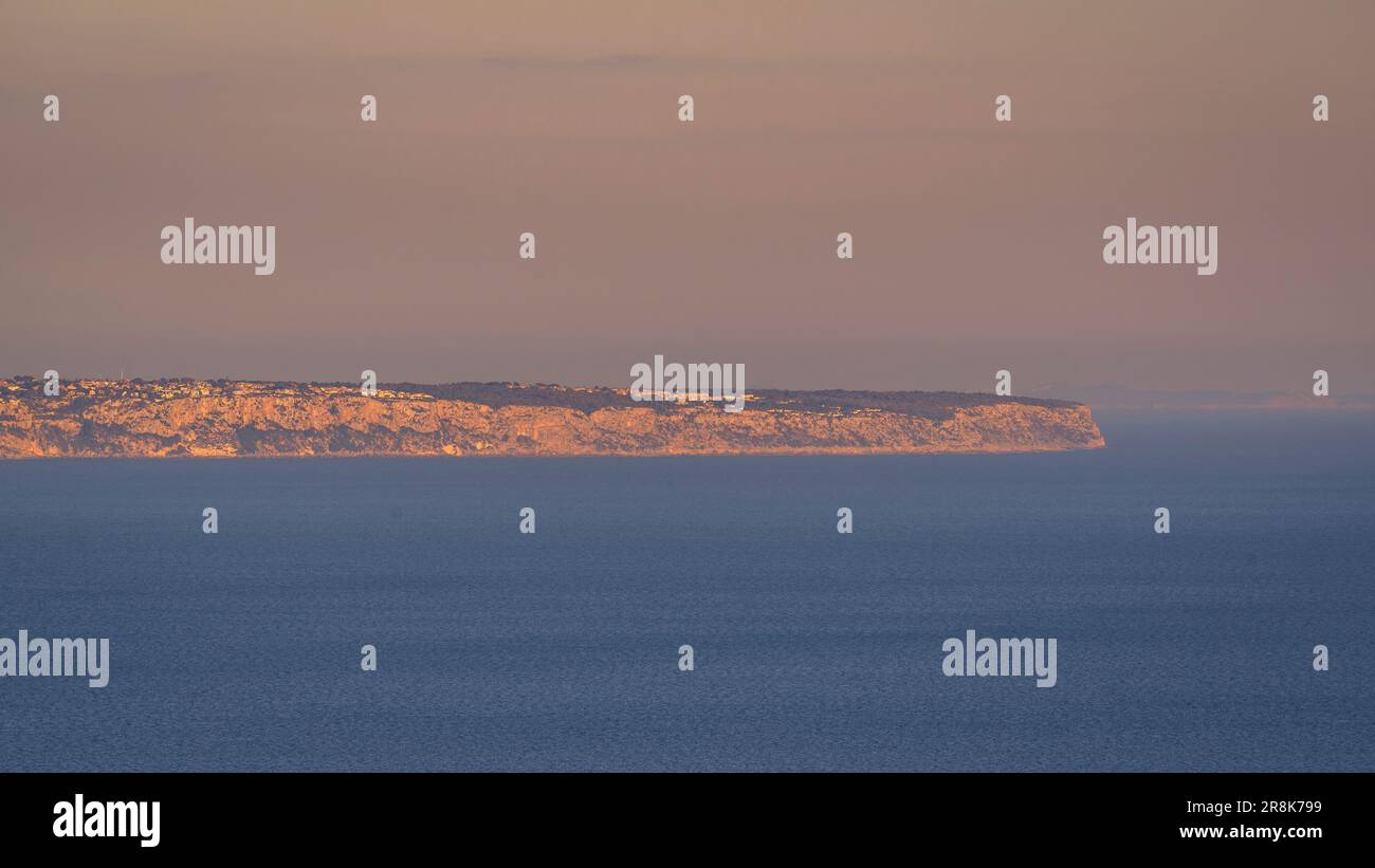 Cap de Regana cape, il punto orientale della baia di Palma in un tramonto nebbioso (Maiorca, Isole Baleari, Spagna). Es.: Cabo de Regana, en Mallorca Foto Stock