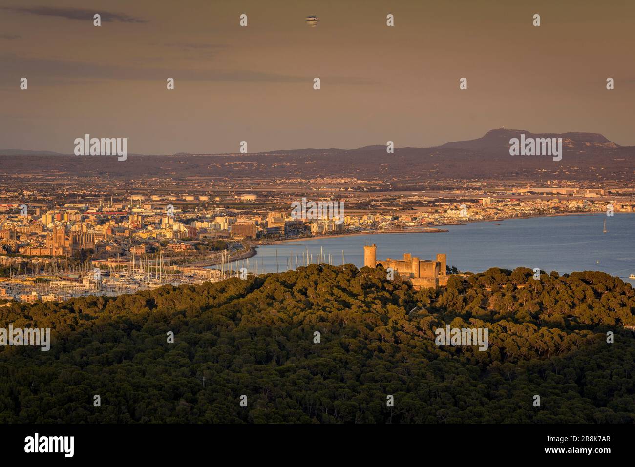 Città di Palma di Maiorca e castello Bellver e collina al tramonto, vista dal punto panoramico di Na Burguesa (Maiorca, Isole Baleari, Spagna) Foto Stock