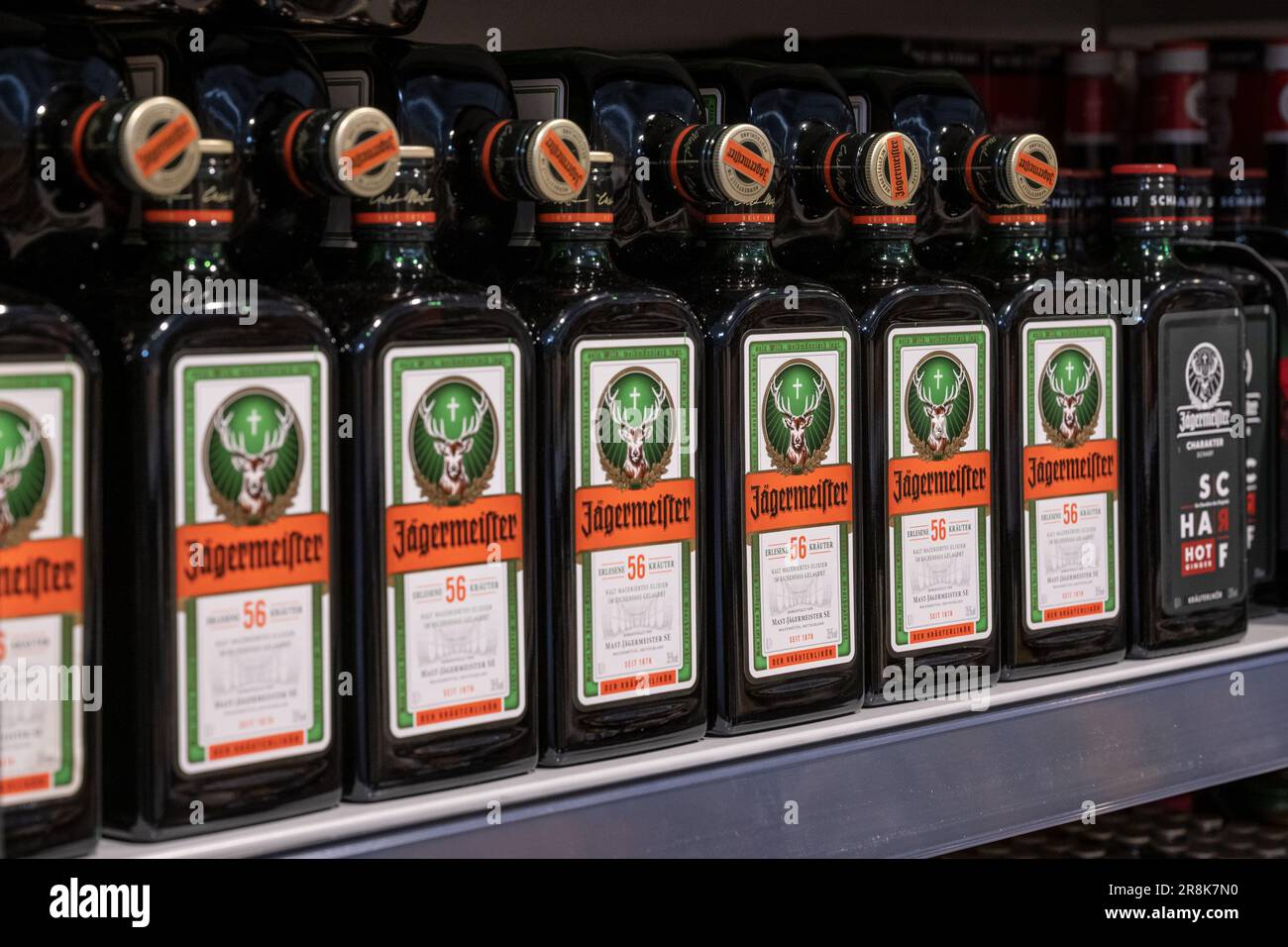 Andernach Germania 04.01.2020 Chiudiare le file di bottiglie isolate Jaegermeister Spirit in scaffale del supermercato tedesco. Foto Stock