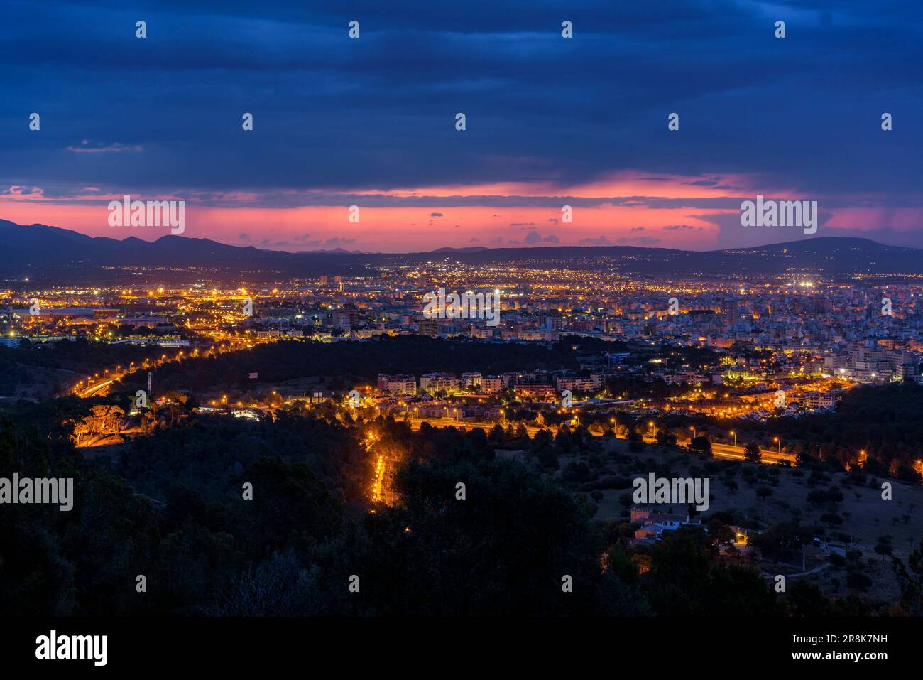 La città di Palma di Maiorca di notte, vista dal punto panoramico di Na Burguesa (Maiorca, Isole Baleari, Spagna), spagnolo: Ciudad de Palma de Mallorca de noche Foto Stock