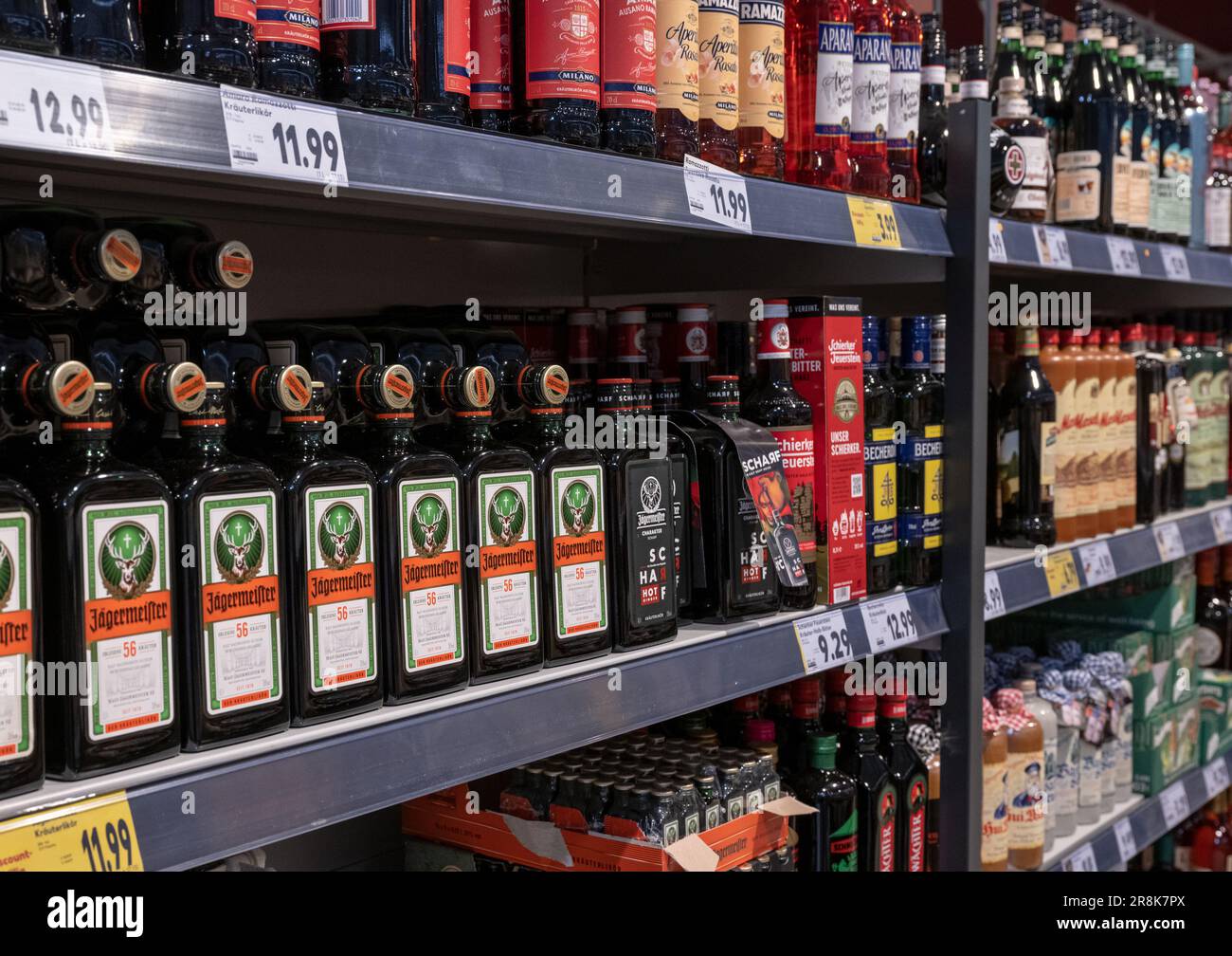 Andernach Germania 04.01.2020 Chiudiare le file di bottiglie isolate Jaegermeister Spirit in scaffale del supermercato tedesco. Foto Stock