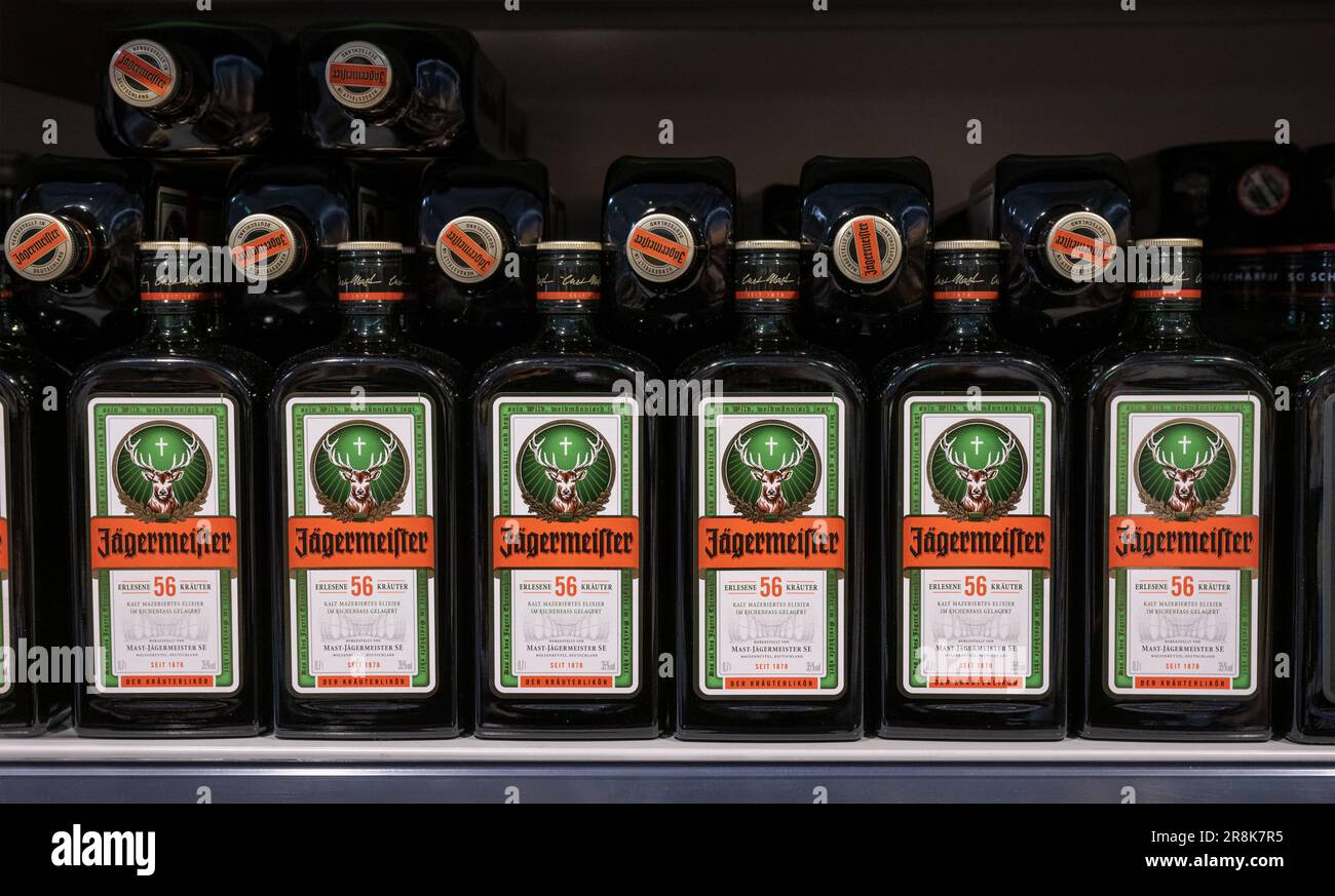 Andernach Germania 04.01.2020 Chiudiare le file di bottiglie isolate Jaegermeister Spirit in scaffale del supermercato tedesco. Foto Stock