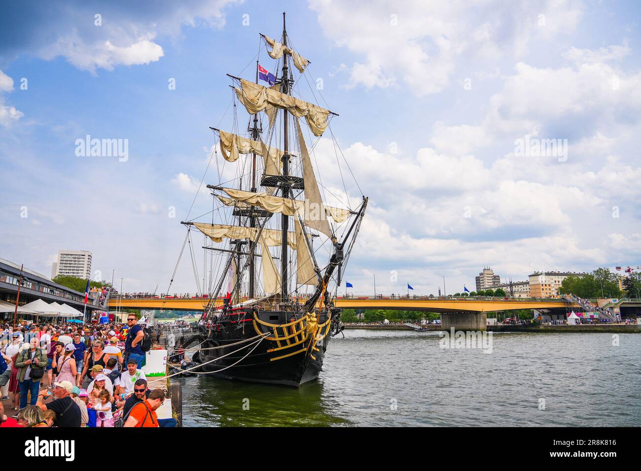 Rouen, Francia - 17 giugno 2023 : Bow del 'Etoile du Roy' ('Stella del re'), una replica francese di fregata a tre alberi ormeggiata sulle banchine della Senna in Foto Stock