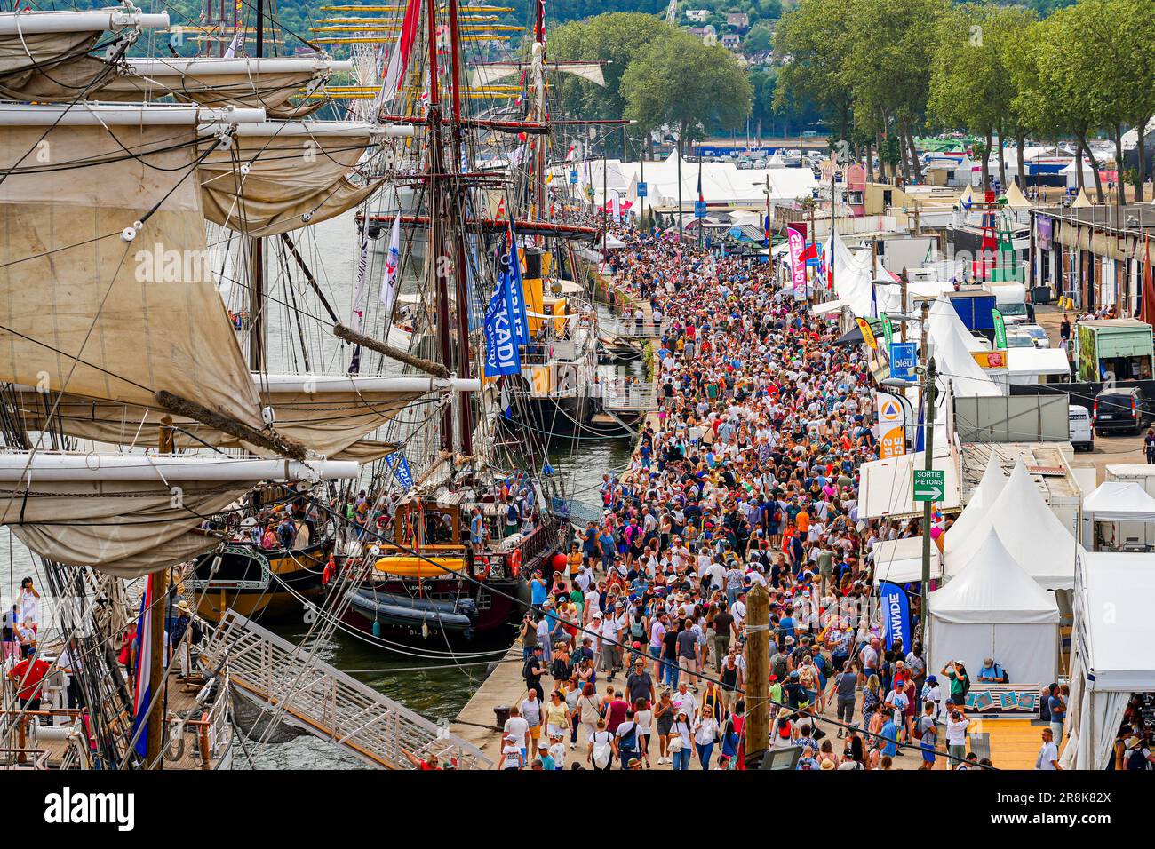 Rouen, Francia - 17 giugno 2023: Folla in visita alle banchine di Rouen durante l'Armada, un raduno internazionale popolare di scooners storici e antichi Foto Stock