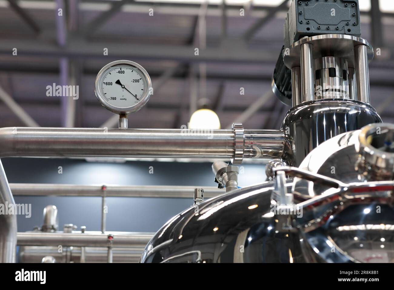 Attrezzature per la produzione di acciaio inox con manometro per vuoto in fabbrica di produzione alimentare. Messa a fuoco selettiva. Foto Stock