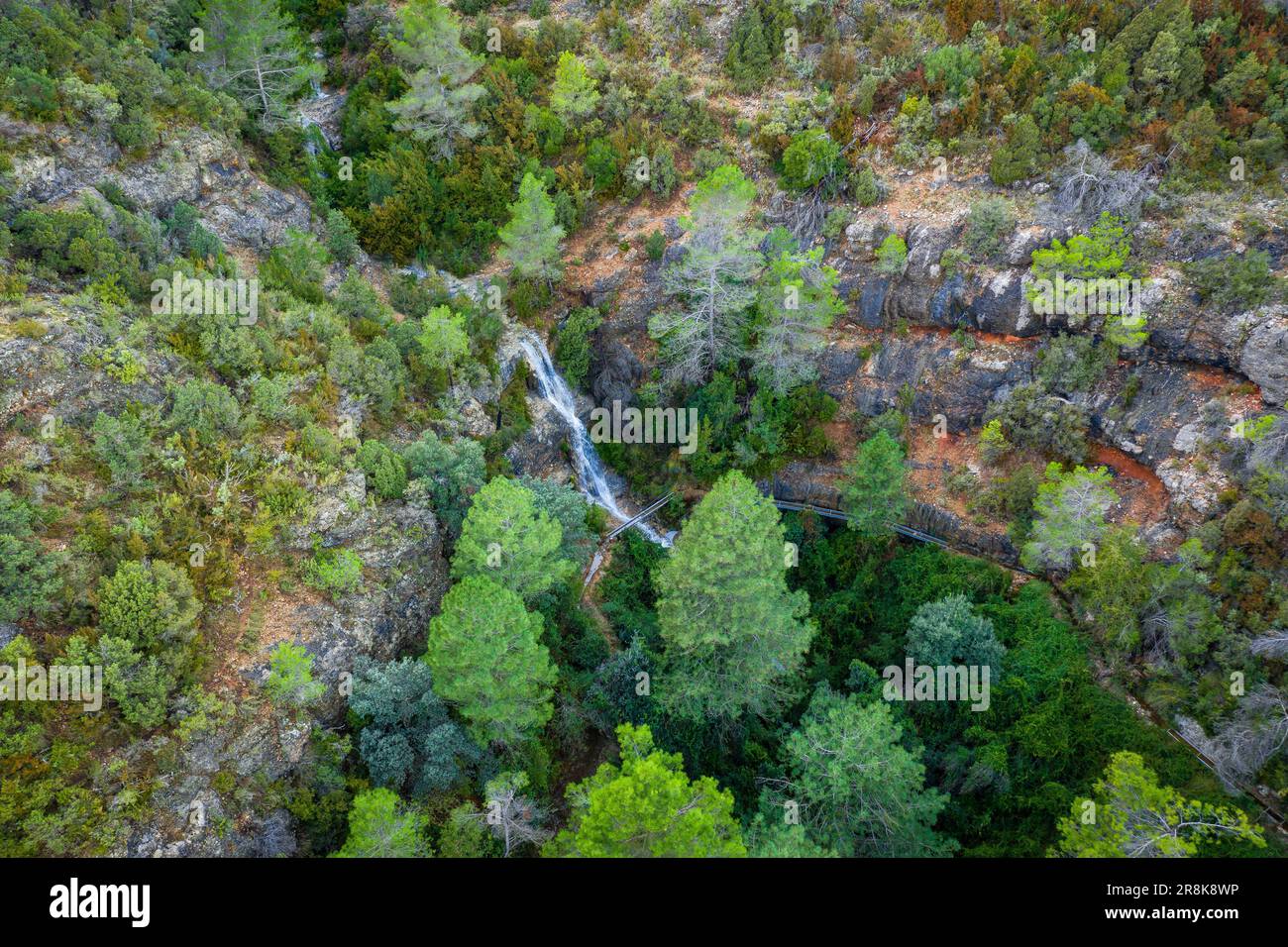 Cascata di un burrone sotto la Penyagalera / Peñagalera nei Puertos di Beceite che scende con un buon flusso dopo forti piogge. Beceite Teruel Spagna Foto Stock