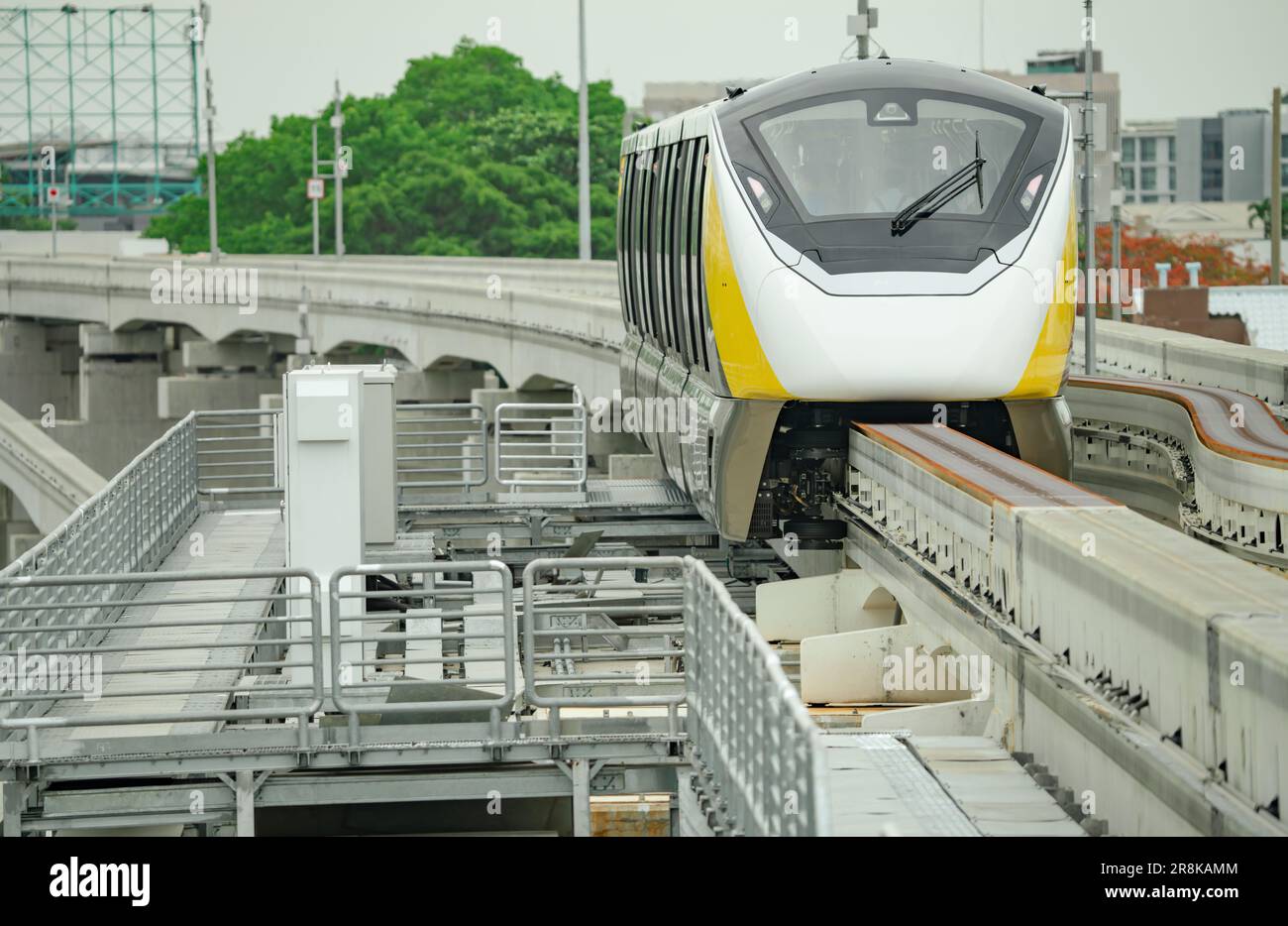 Treno monorotaia sopraelevato su rotaia. Monorotaia di trasporto pubblico. Moderno trasporto di massa. Veicoli elettrici. Trasporto ferroviario. Trasporto urbano. Treno per pendolari Foto Stock
