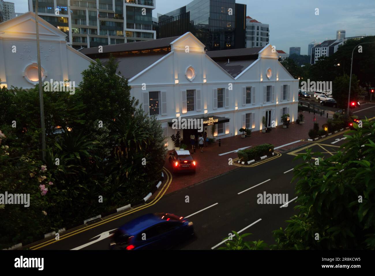 Persone che entrano al Warehouse Hotel in Havelock Road, Singapore, al crepuscolo. No MR o PR Foto Stock