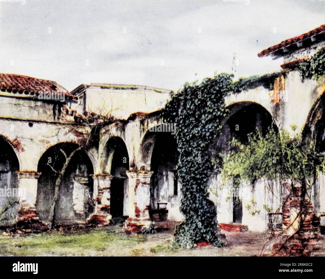 CHIOSTRI, SAN JUAN CAPISTRANO da una fotografia di Padre San John o'sullivan dal libro ' on Sunset Highway : a book of Motor Rambles in California ' di Thomas Dowler Murphy, 1866-1928 Editore Boston : The Page Company nel 1915 Foto Stock