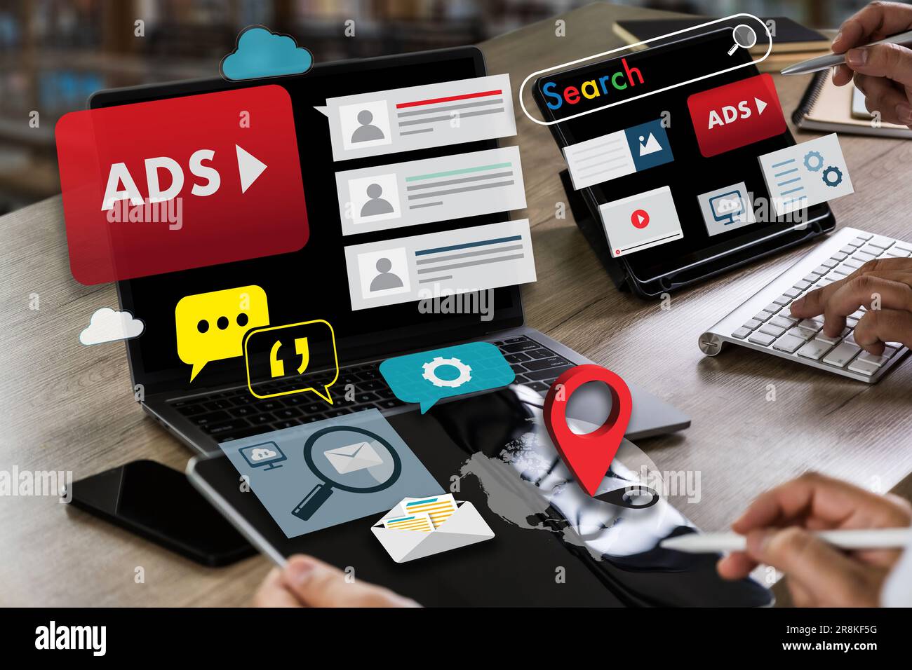 pubblicizzate i media marcare a caldo un uomo che utilizza e digita su un notebook. Tecnologia di comunicazione multimediale, analisi dei laptop, concetto di esplorazione della rete Foto Stock