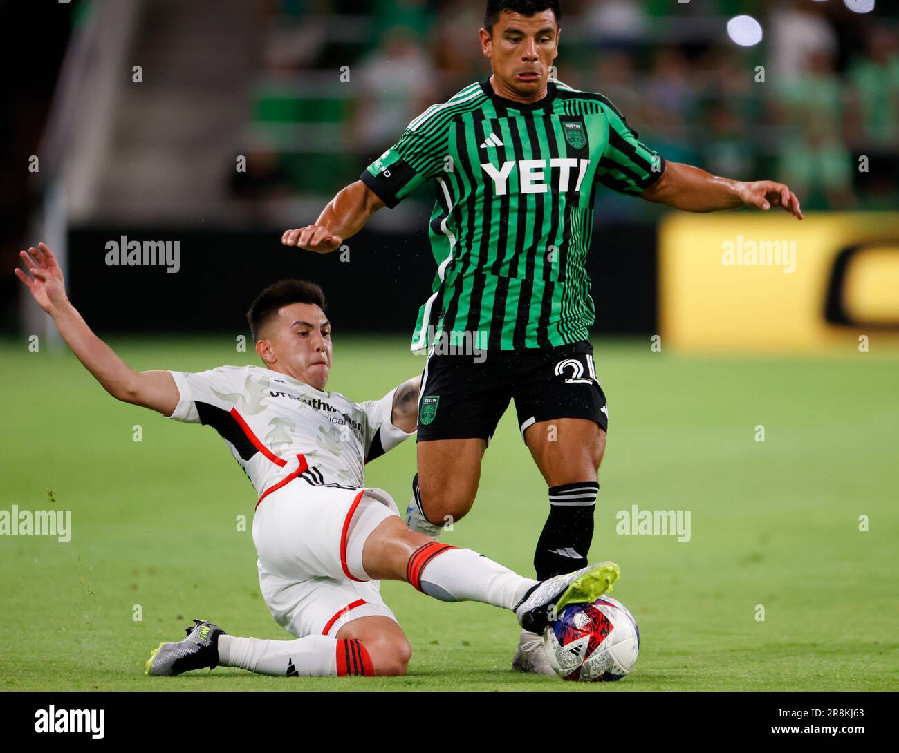 21 giugno 2023: Il forward del FC Dallas Alan Velasco (20) fa un attacco scorrevole sul difensore del FC Austin Nick Lima (24) durante una partita di calcio della Major League il 21 giugno 2023 ad Austin, Texas. Austin FC ha vinto, 3-0. (Credit Image: © Scott Coleman/ZUMA Press Wire) SOLO PER USO EDITORIALE! Non per USO commerciale! Foto Stock