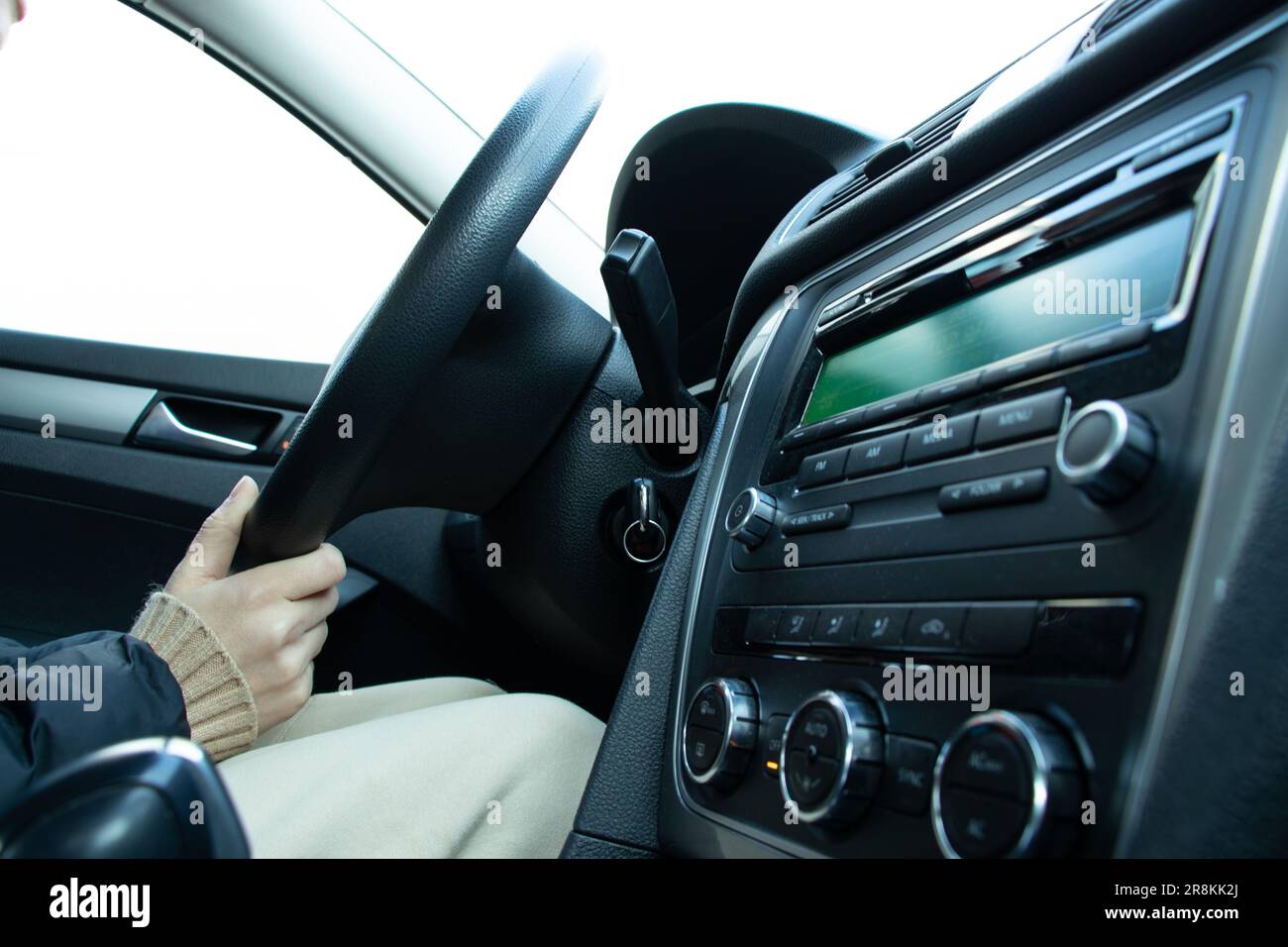 una ragazza che guida la sua auto guida un robot, un uomo in una macchina Foto Stock