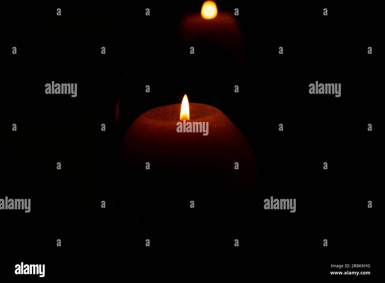 candela che brucia nel primo piano scuro Foto Stock