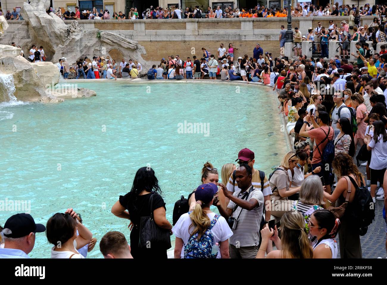 Intorno alla Fontana di Trevi a Roma si radunano folle Foto Stock