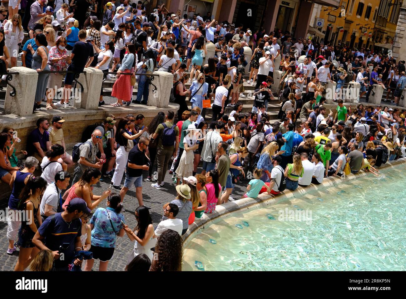 Intorno alla Fontana di Trevi a Roma si radunano folle Foto Stock