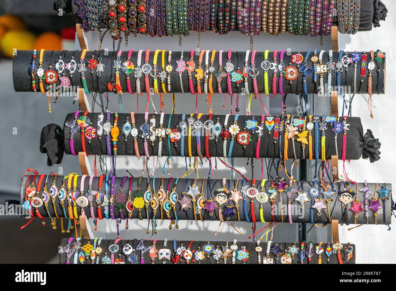 Braccialetti e braccialetti in pelle alla moda in vendita presso il mercato artigianale. Souvenir artigianale al mercato delle pulci. Acquisto di eleganti souvenir Foto Stock