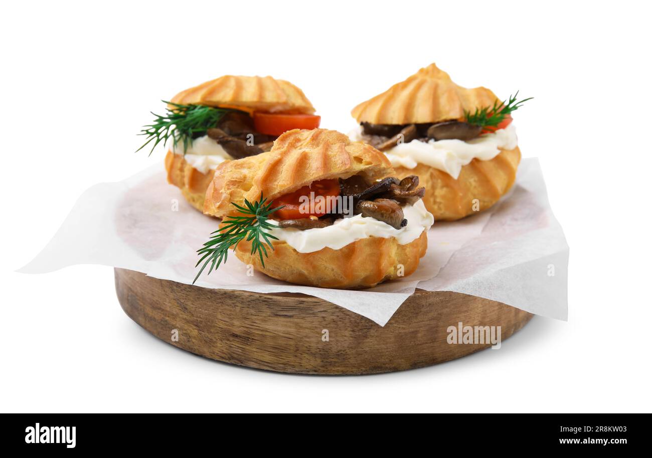 Deliziosi profiteroles con crema di formaggio, funghi, pomodoro e aneto isolato su bianco Foto Stock