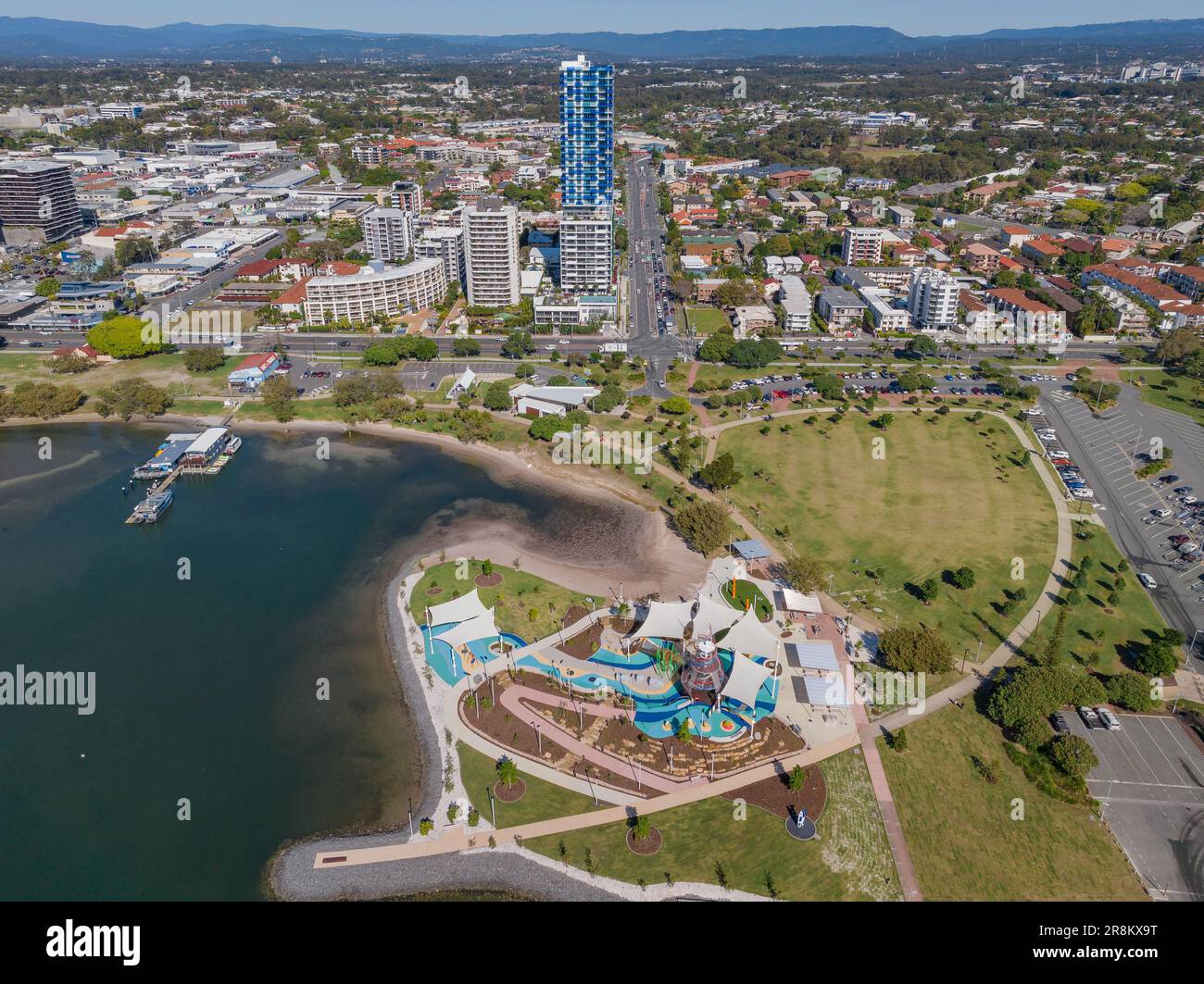 Vista aerea di un grande parco giochi con parco adiacente lungo il lungomare della città a Southport sulla Gold Coast a Queensland in Australia Foto Stock