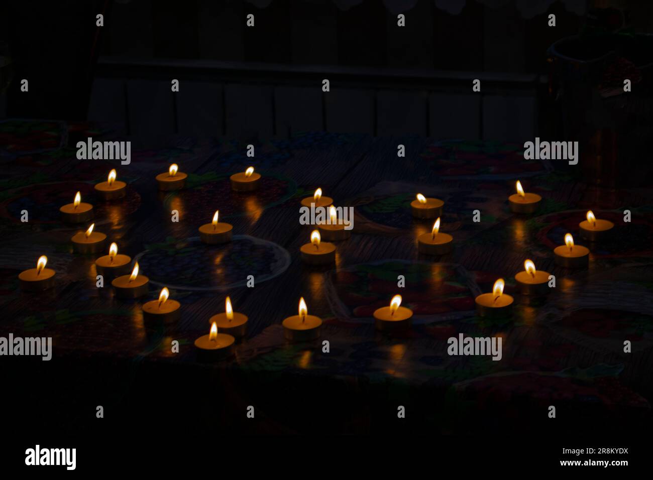 Piccole candele per cena la sera a forma di cuore Foto Stock