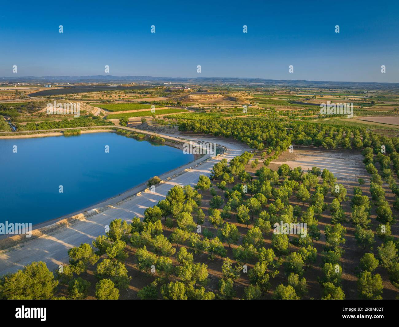 Vista aerea dei campi irrigati intorno al bacino idrico di Bassella e della zona di Tossal de l'Infern, vicino a Miralcamp (Pla d'Urgell, Lleida, Catalogna, Spagna) Foto Stock