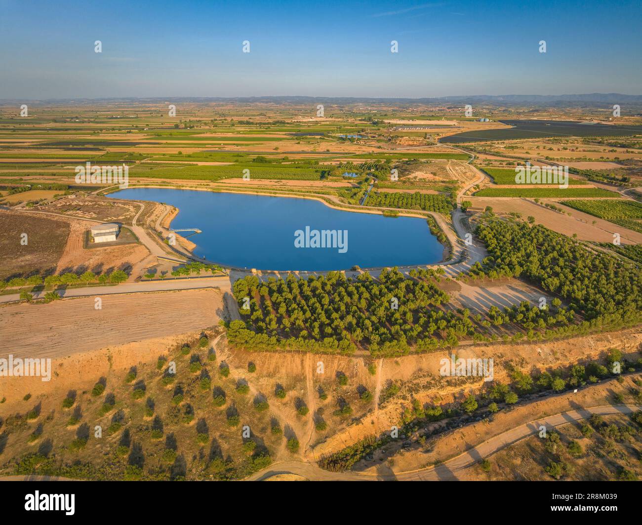 Vista aerea dei campi irrigati intorno al bacino idrico di Bassella e della zona di Tossal de l'Infern, vicino a Miralcamp (Pla d'Urgell, Lleida, Catalogna, Spagna) Foto Stock